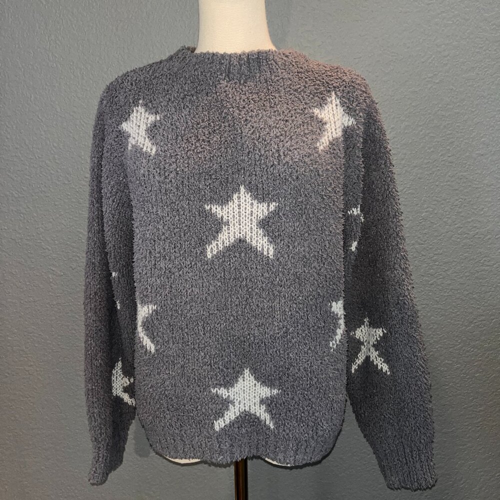POL GRAY & WHITE STAR CREW NECK OVERSIZED & CROPPED FUZZY SWEATER - EUC - SIZE M